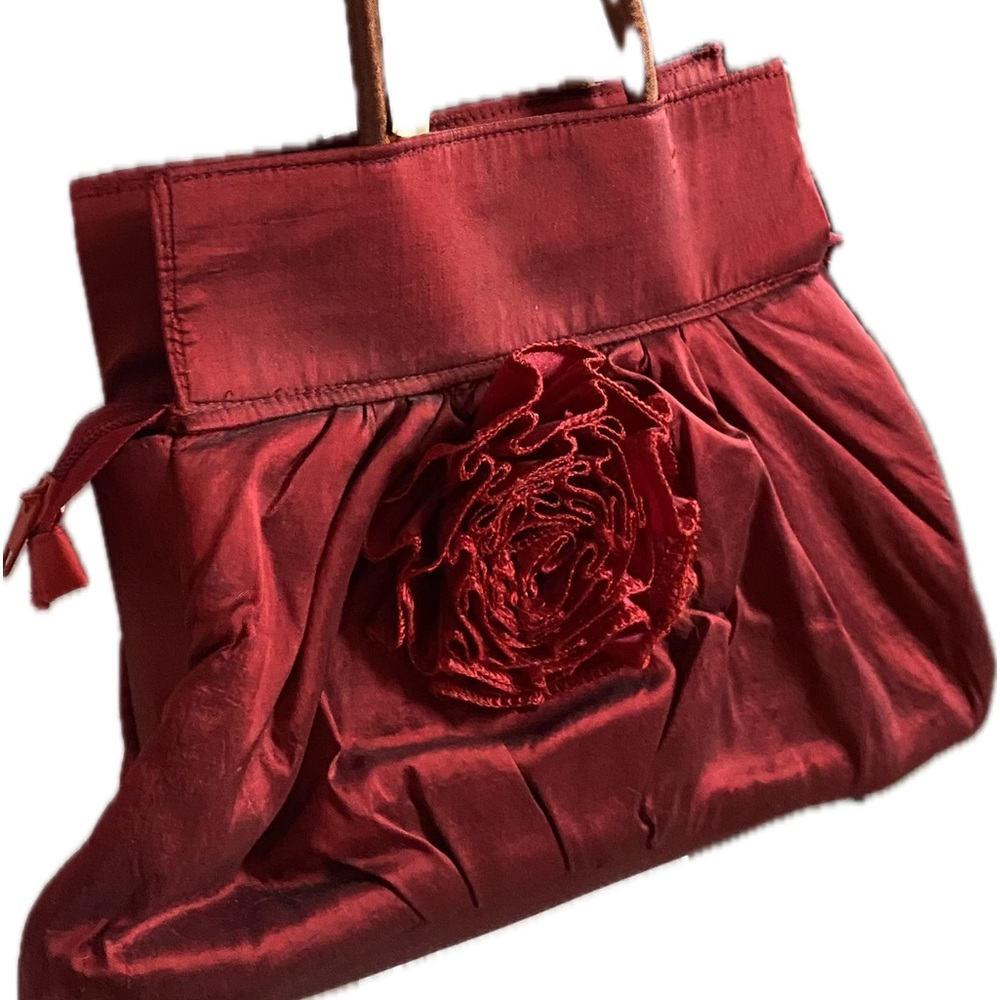 NWT - Thanny by Alessandra KT. Red purse with zipper and rose design on front